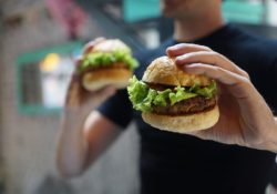 Co je to franchising a jaké firmy s tímto trendem začaly?